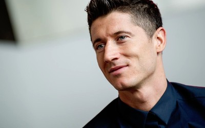 猫头鹰体育播报-厄德高庆祝进球指向天空